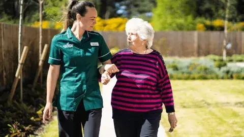 Nurse and resident discussing the early signs of dementia