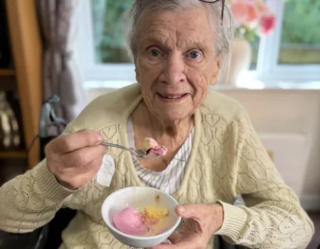 Sunshine, fresh fruit, and ice cream – the perfect combination for a lovely afternoon in the garden! 