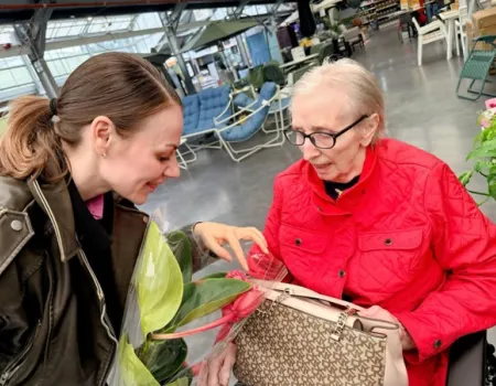 Queens manor goes to Dobbies garden centre for lunch 