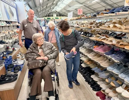 Queens manor goes to Dobbies garden centre for lunch 