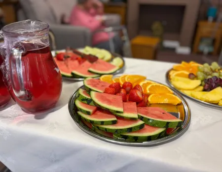 Sunshine, fresh fruit, and ice cream – the perfect combination for a lovely afternoon in the garden! 