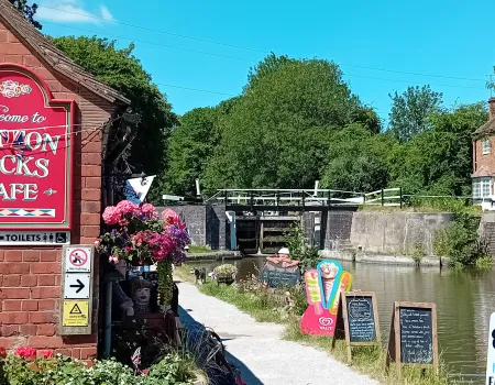 Residents Enjoy a Wonderful Morning at Hatton Locks
