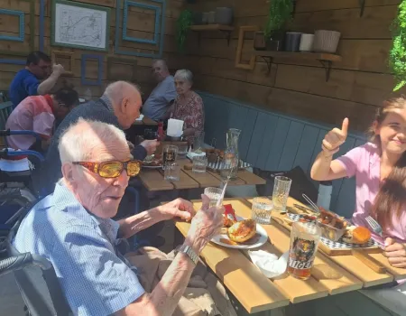 Pub Grub, Sunshine, and Fantastic Company!