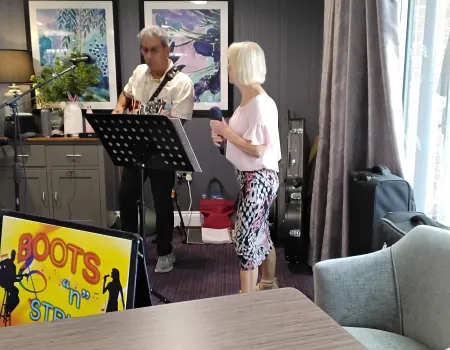 Boots 'n' Strings play for the Residents