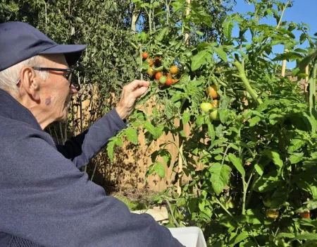 Bryan and his home-grown tomatoes!!