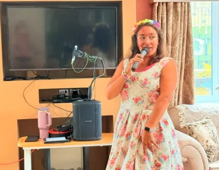 Rochelle Ayris sing along