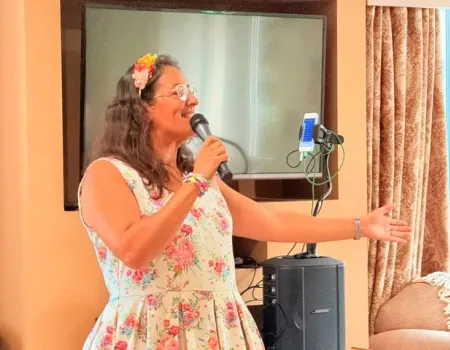 Rochelle Ayris sing along