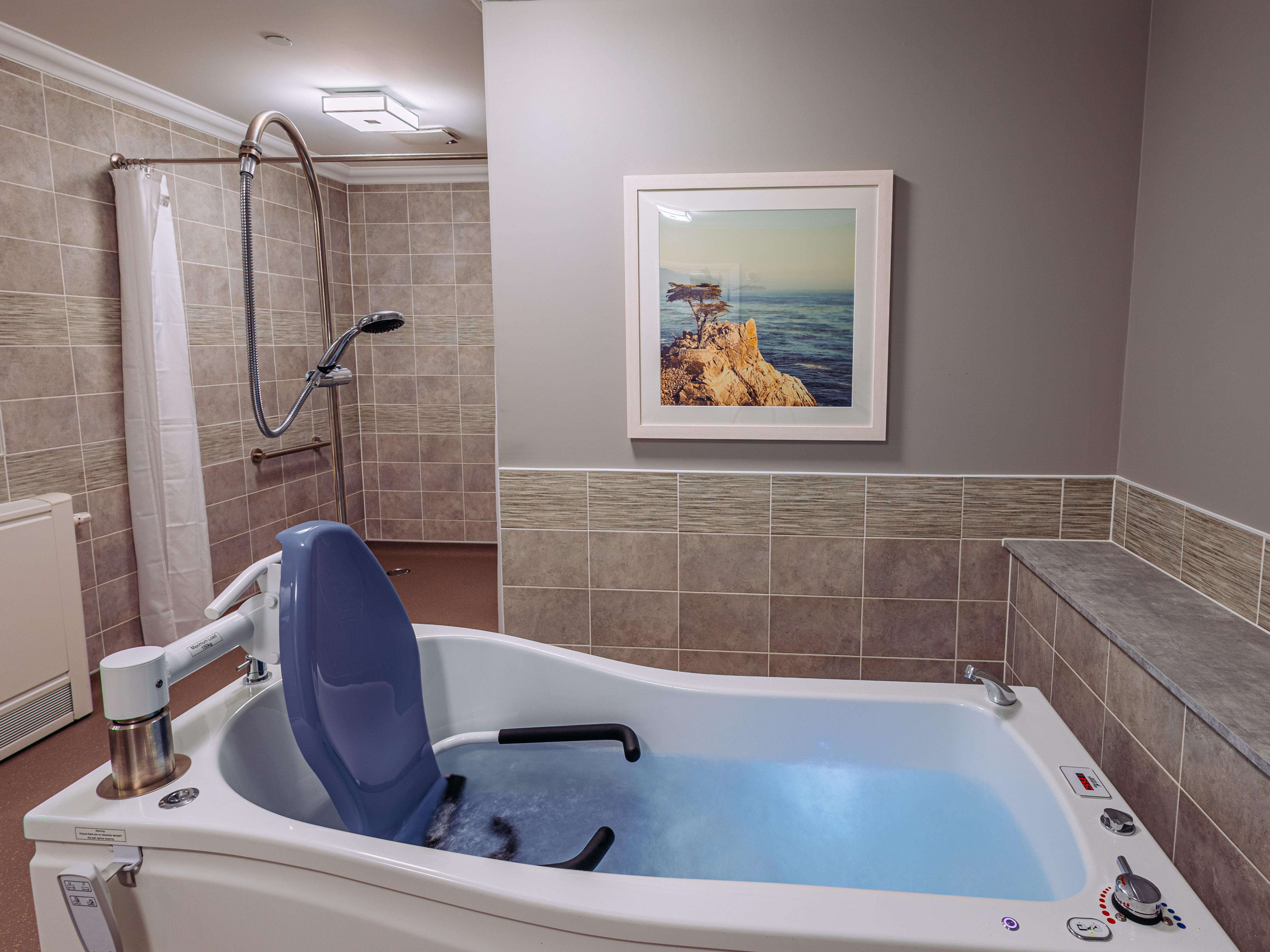 Lakeside Manor spa bathroom
