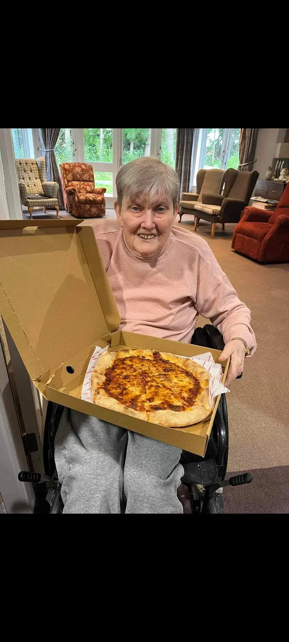 The Alb donating pizzas!