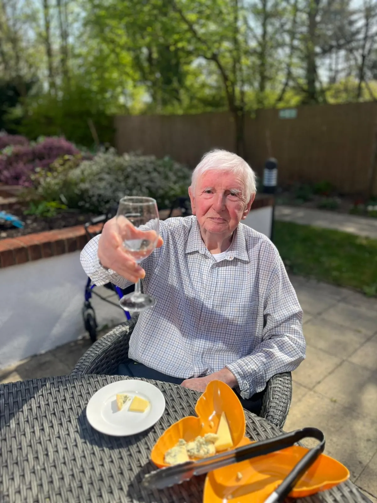 Wine tasting in the garden 