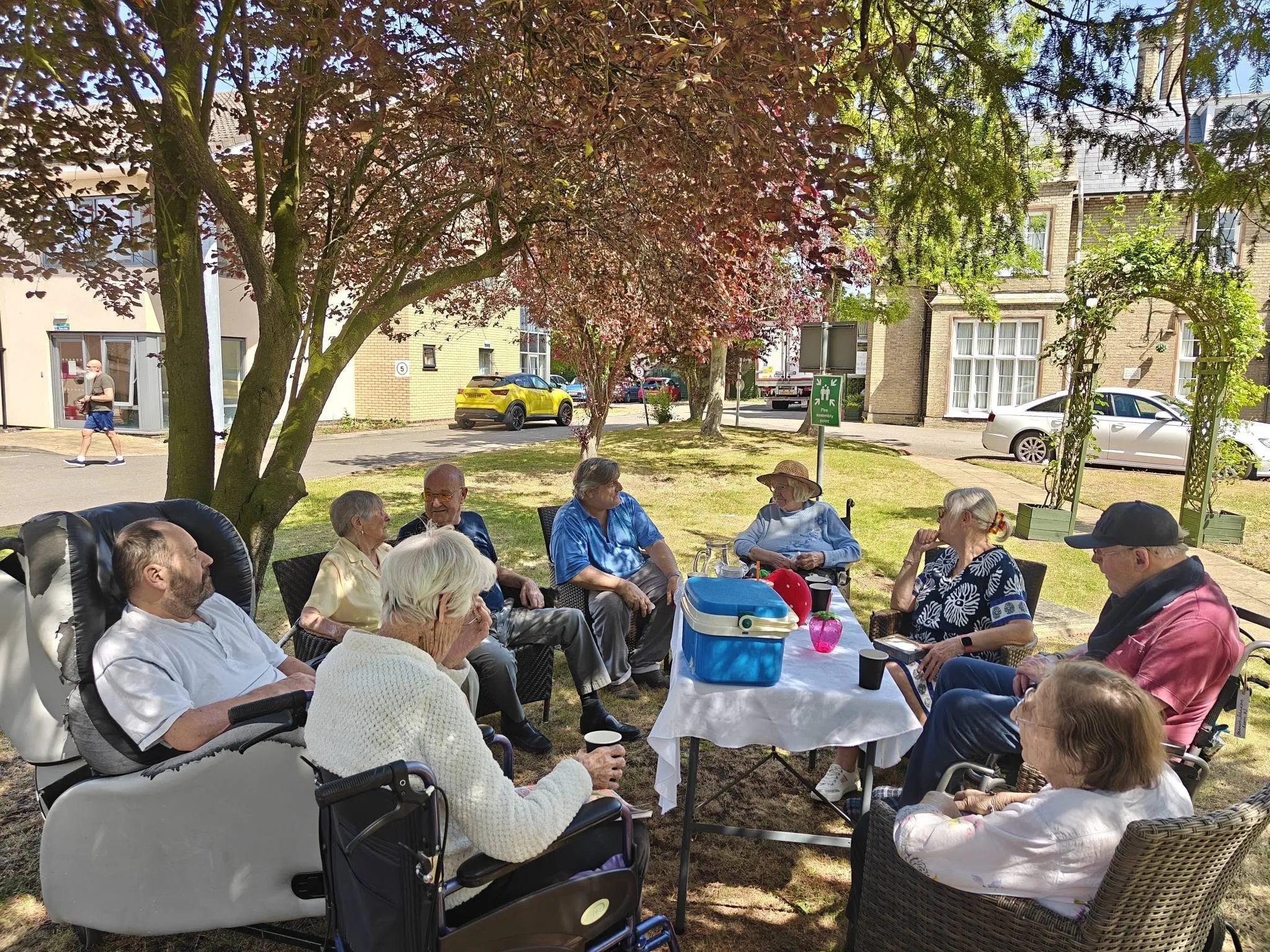Hilton Park Residents Enjoy Morning in the Garden with Ice Lollies and Music