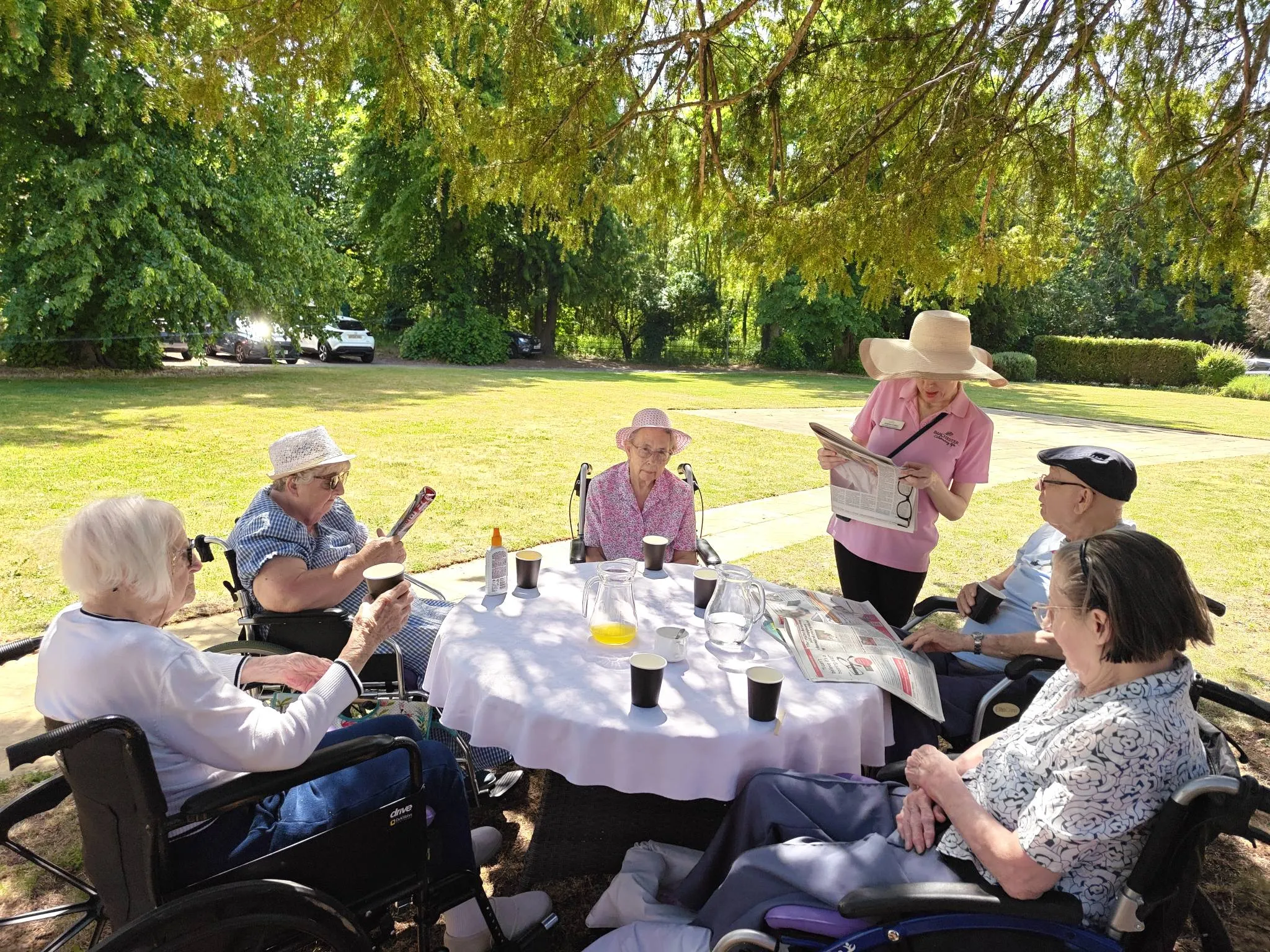 Hilton Park Residents Enjoy Morning in the Garden with Ice Lollies and Music