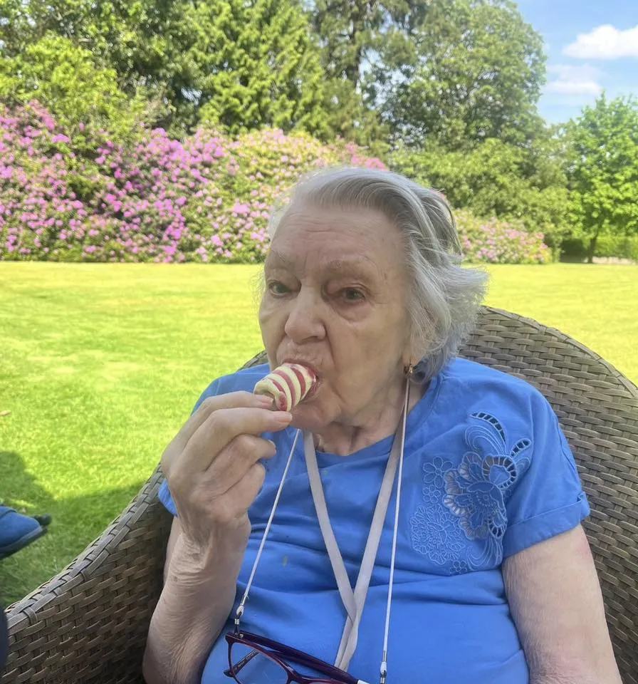 Ice lollies in the sunshine 🩷 🍦
