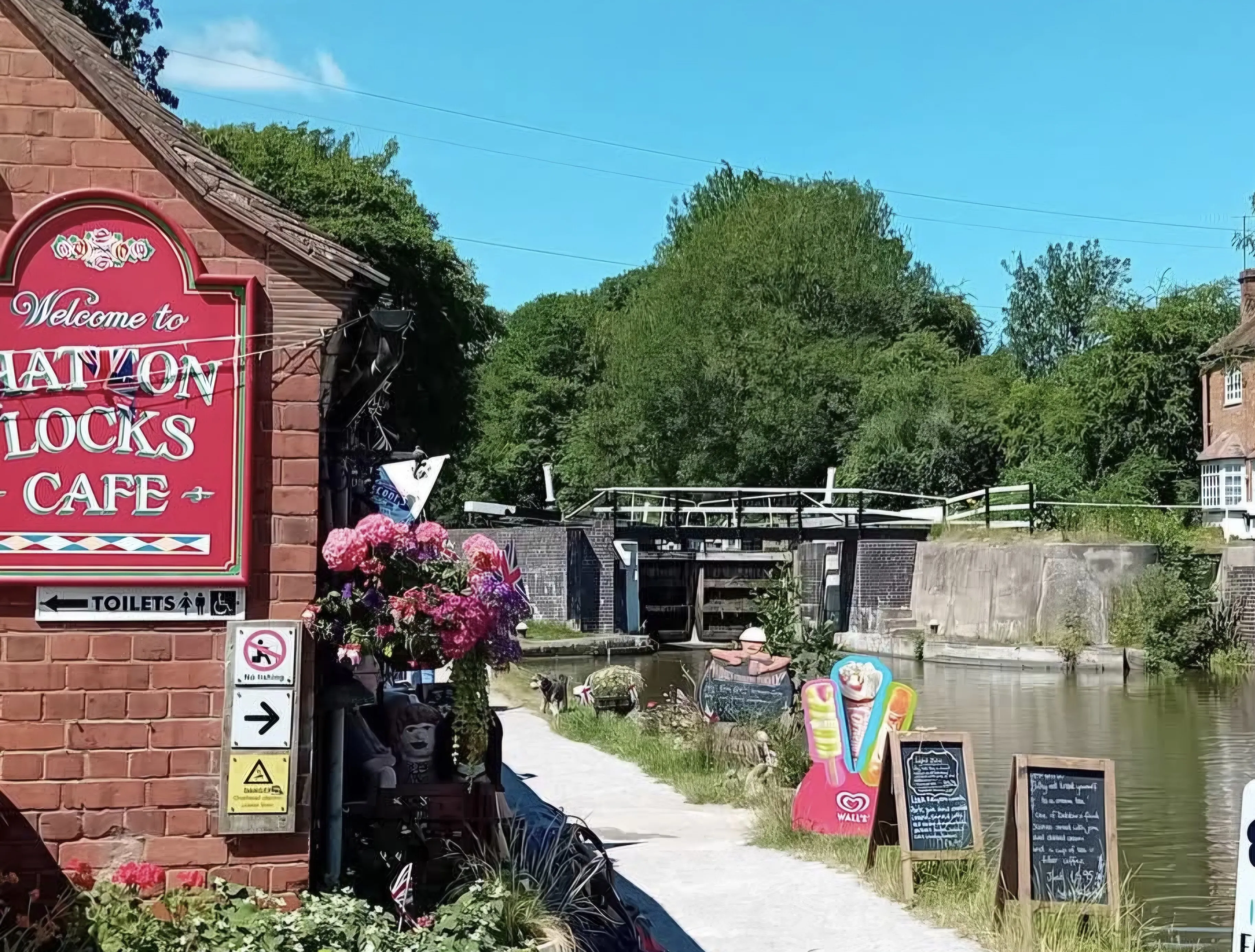 Residents Enjoy a Wonderful Morning at Hatton Locks