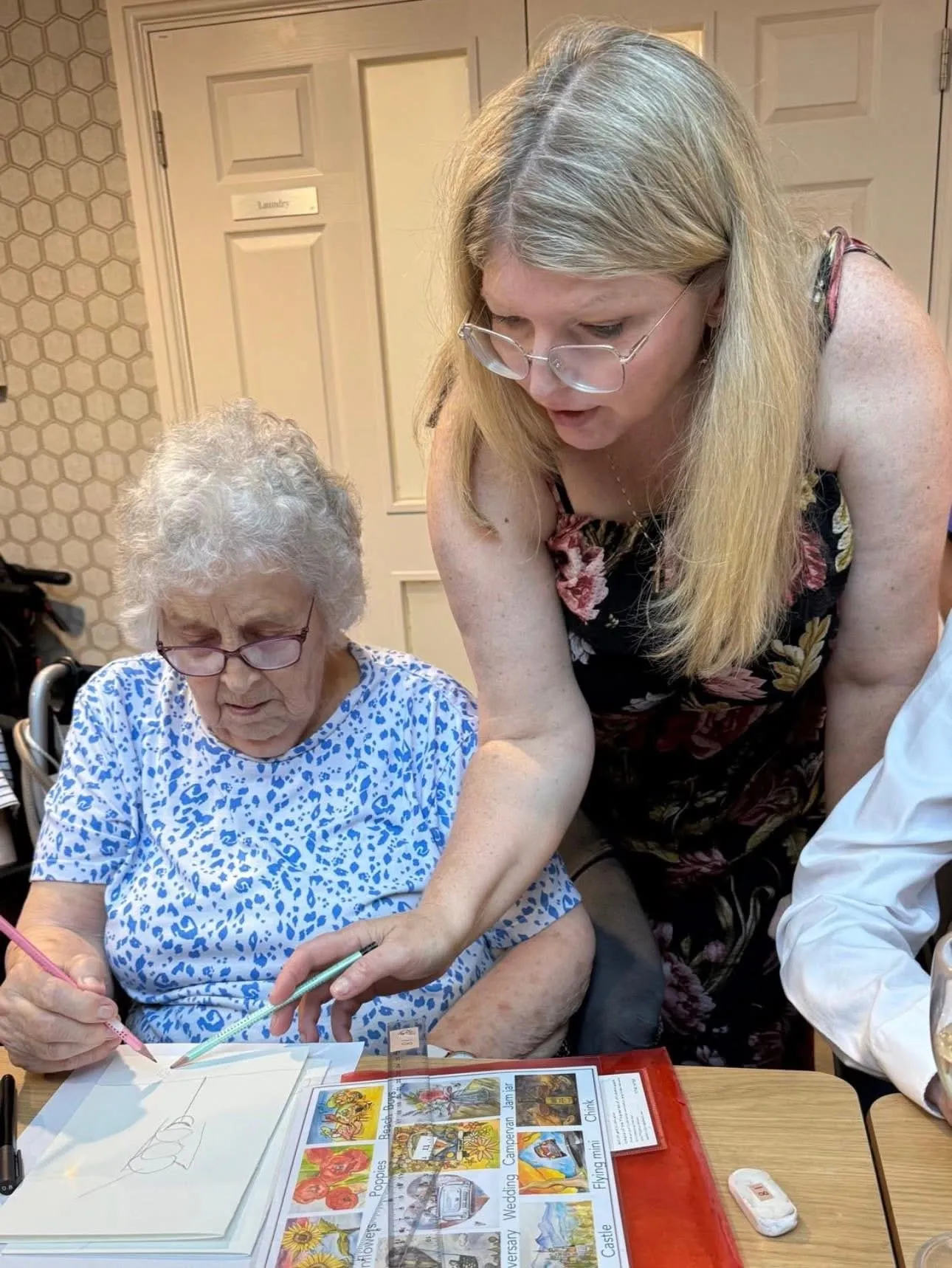 A Creative Afternoon: Residents Enjoy ‘Sip and Paint’ with Michelle