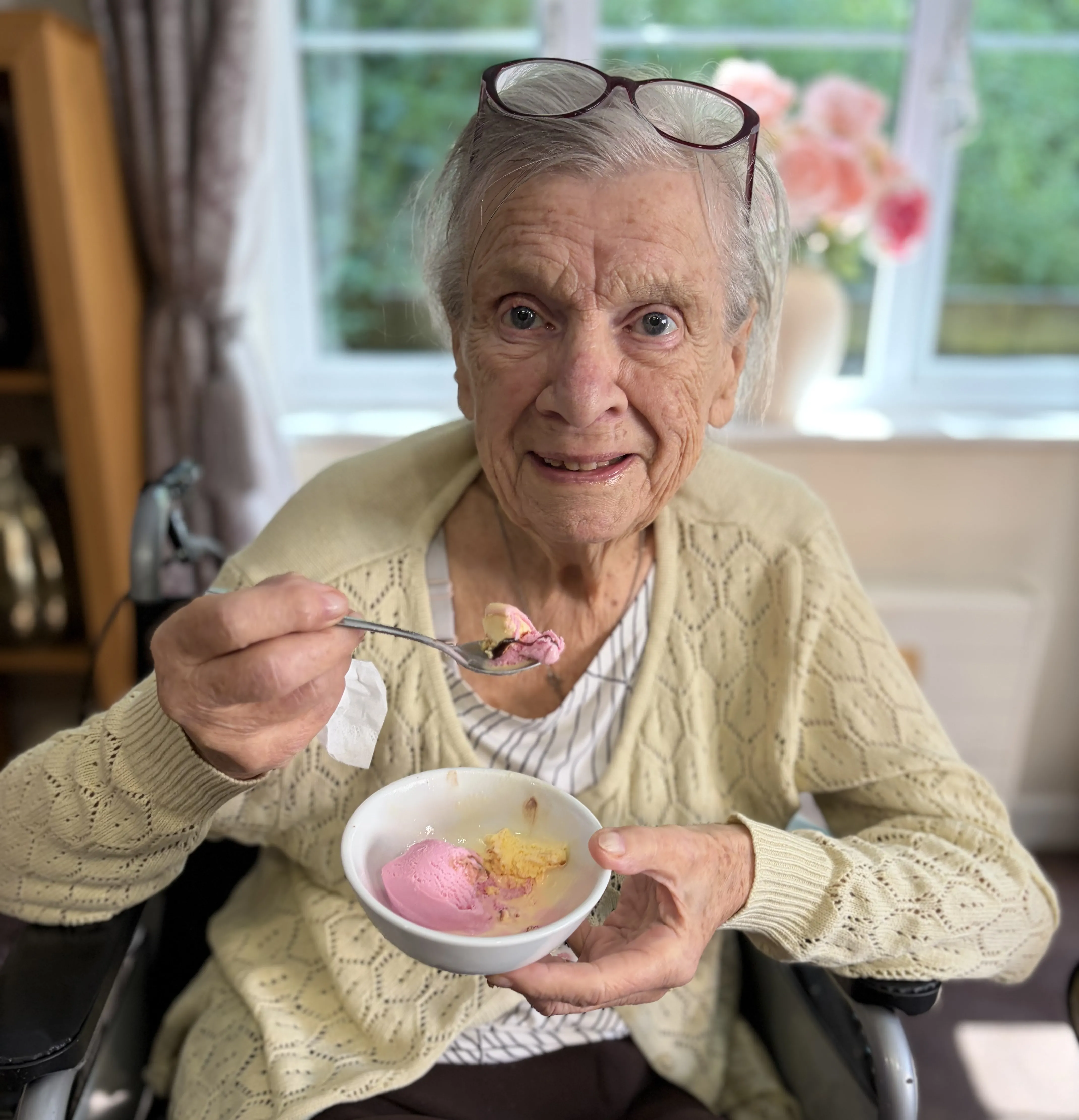 Sunshine, fresh fruit, and ice cream – the perfect combination for a lovely afternoon in the garden!