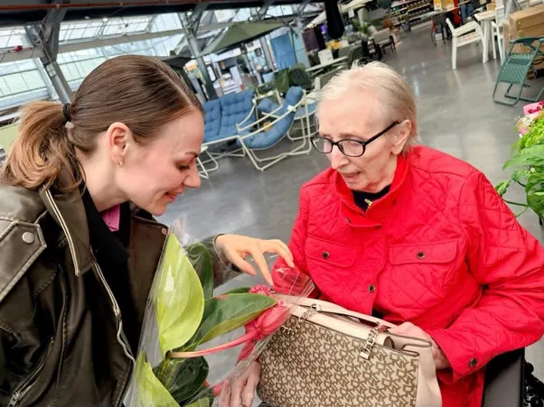 Queens manor goes to Dobbies garden centre for lunch