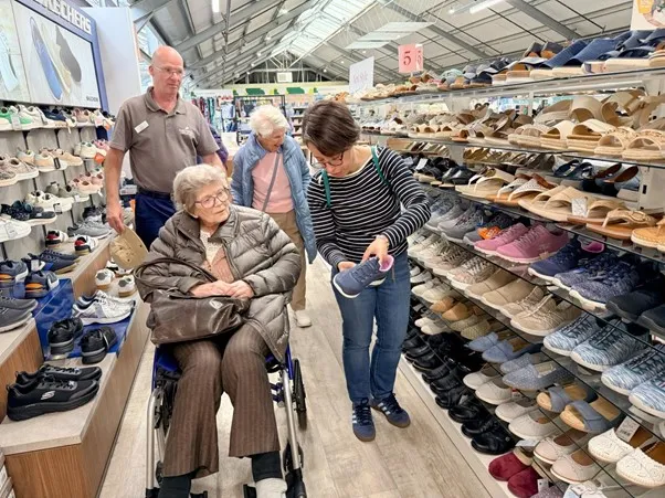 Queens manor goes to Dobbies garden centre for lunch