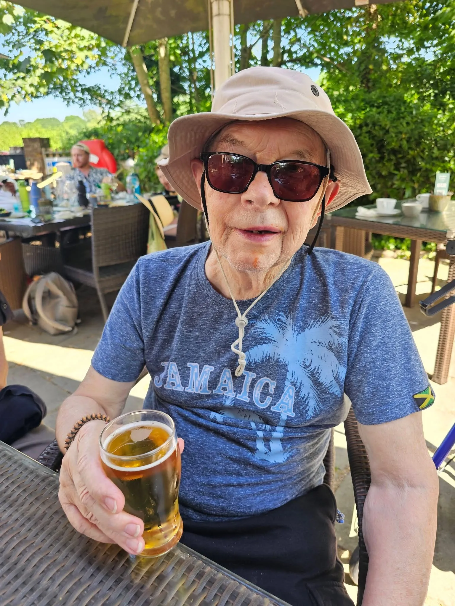 Summer afternoons at the pub 