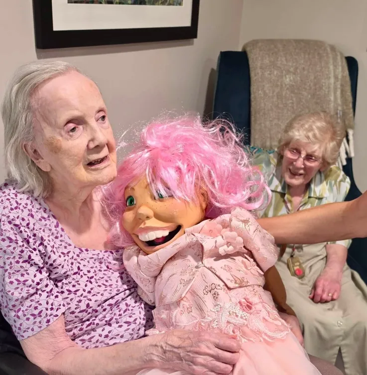 Amazing puppeteer Tony and his joyful characters 