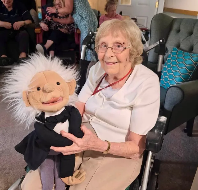 Amazing puppeteer Tony and his joyful characters 