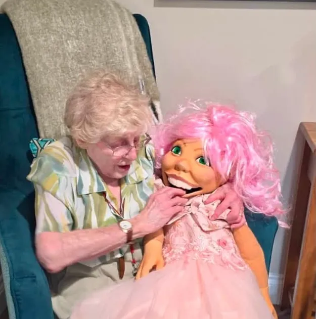 Amazing puppeteer Tony and his joyful characters 