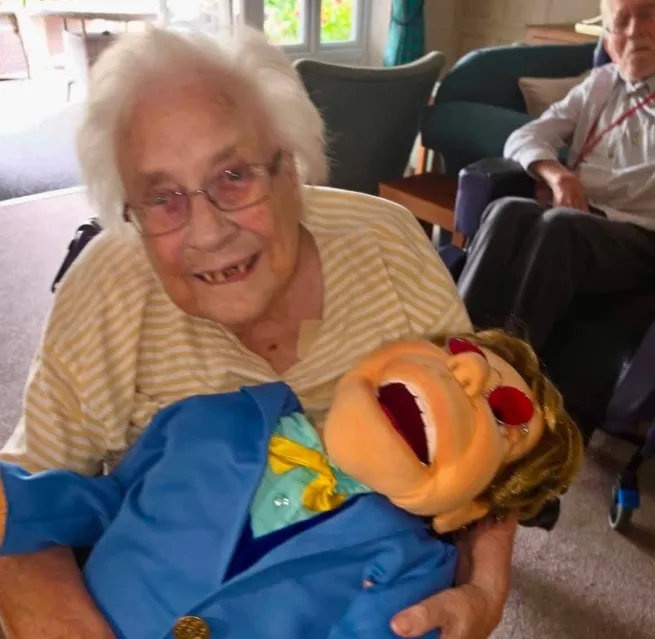 Amazing puppeteer Tony and his joyful characters 