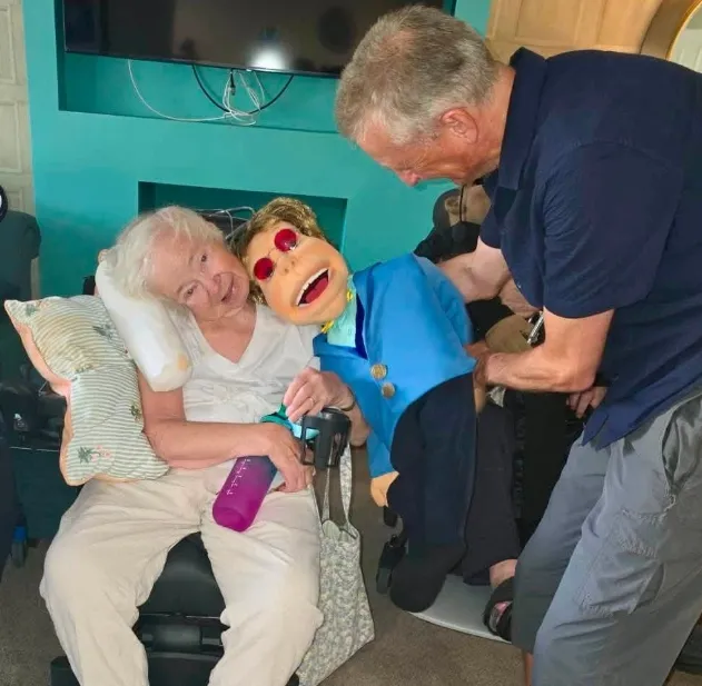 Amazing puppeteer Tony and his joyful characters 