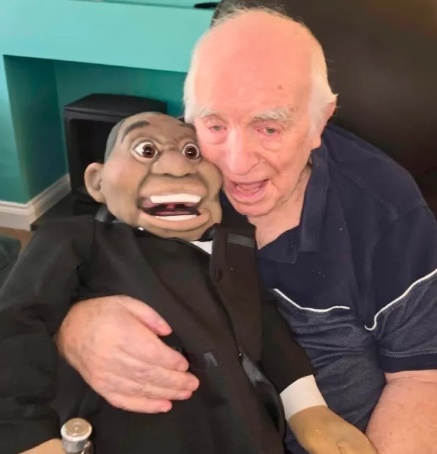 Amazing puppeteer Tony and his joyful characters 