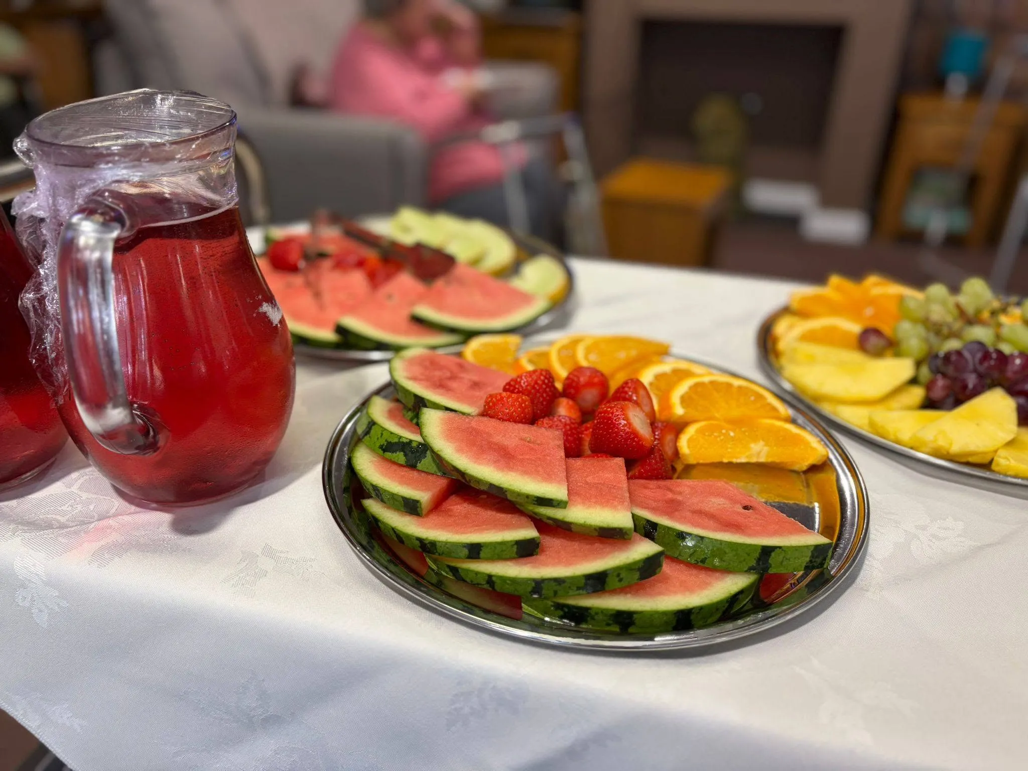 Sunshine, fresh fruit, and ice cream – the perfect combination for a lovely afternoon in the garden!