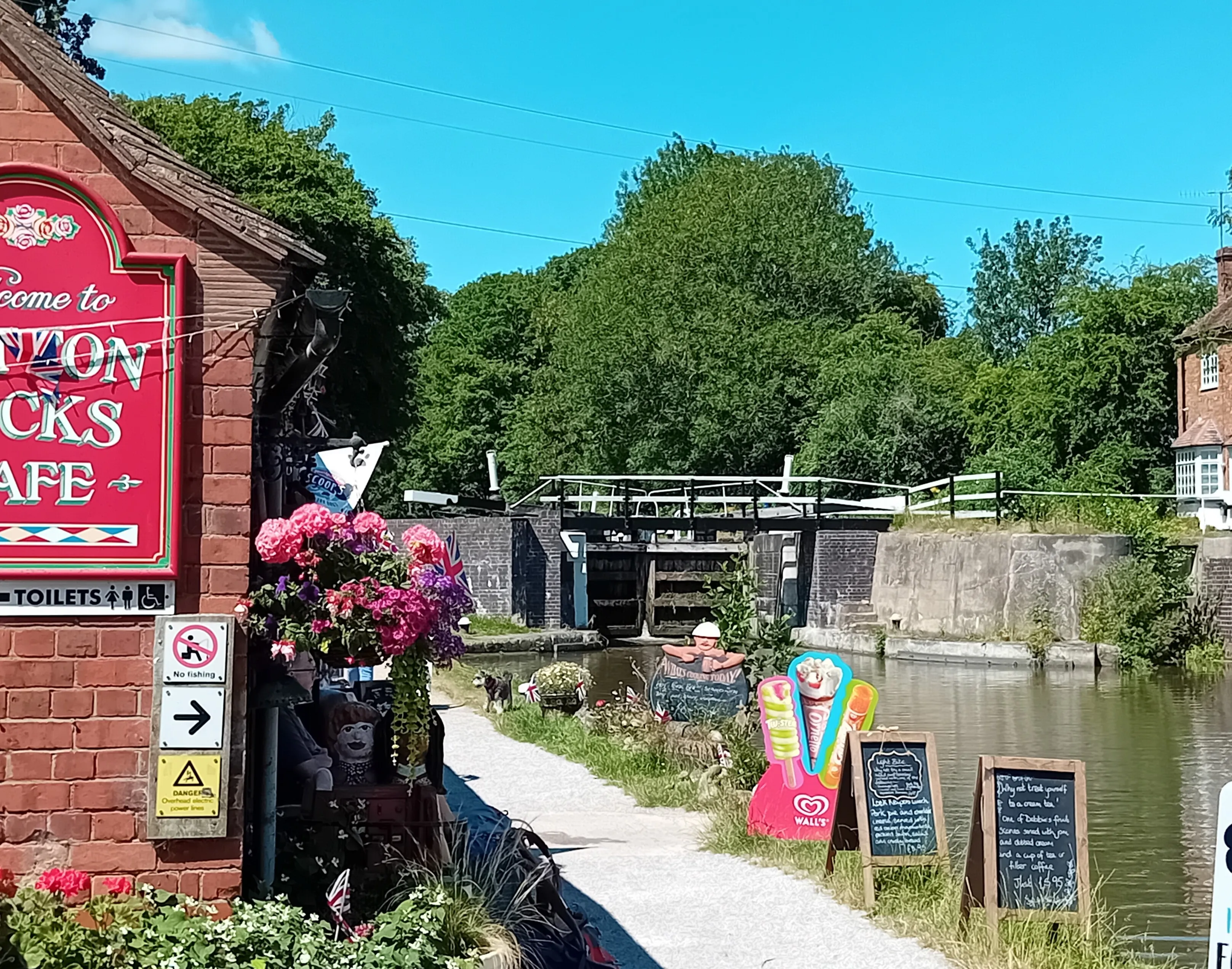 Residents Enjoy a Wonderful Morning at Hatton Locks