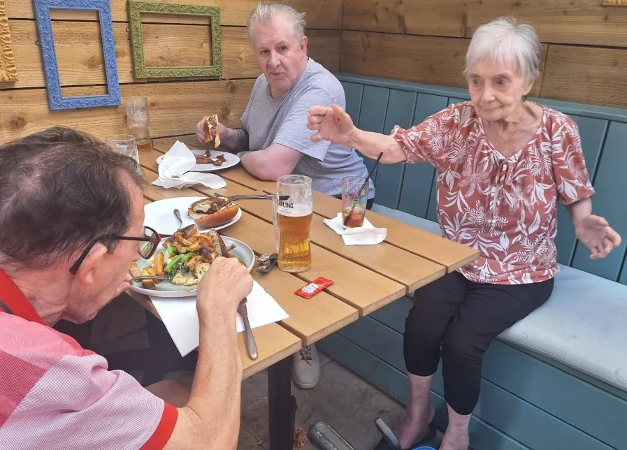 Pub Grub, Sunshine, and Fantastic Company!