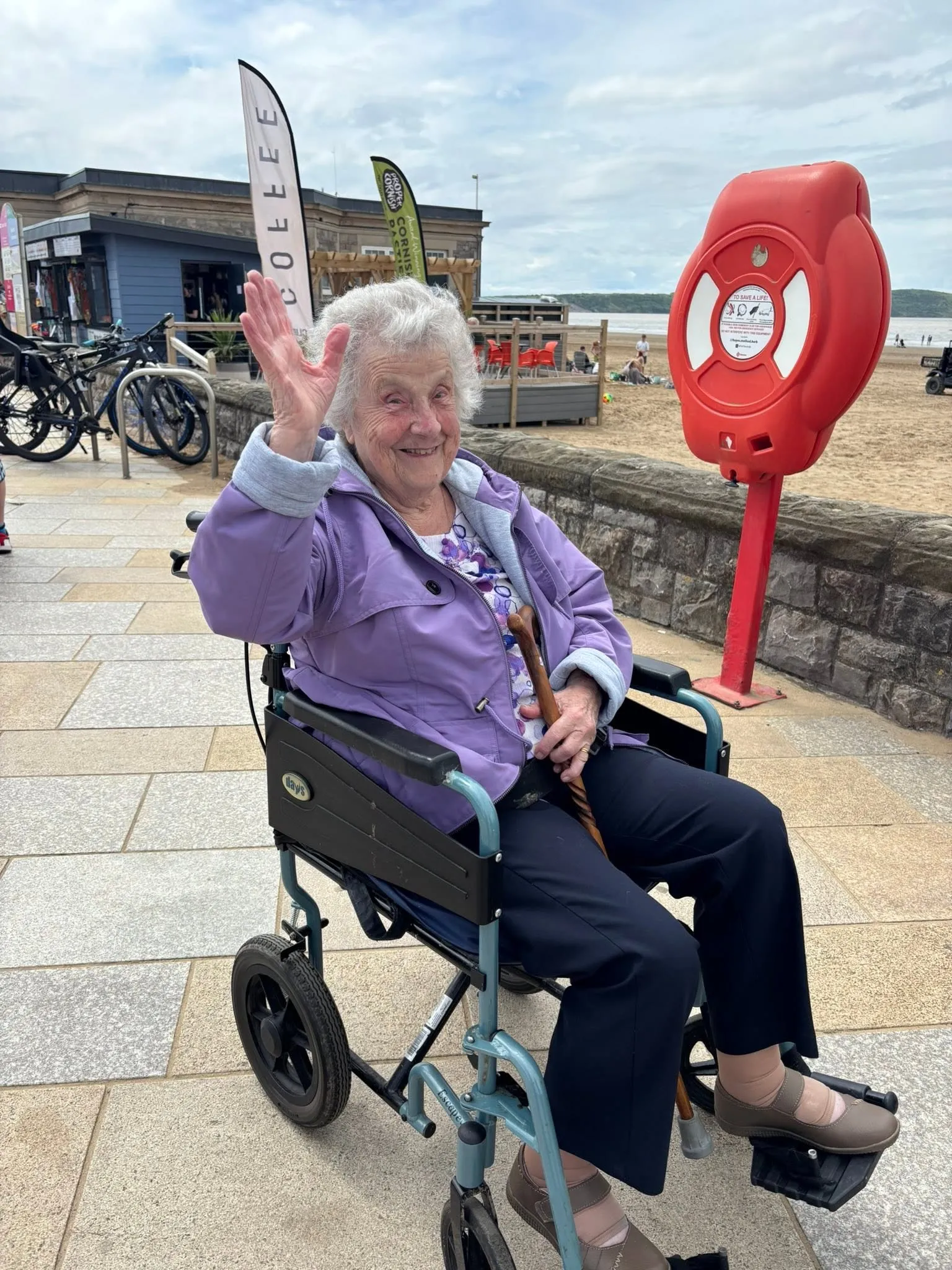 Oh we do like to be beside the seaside 