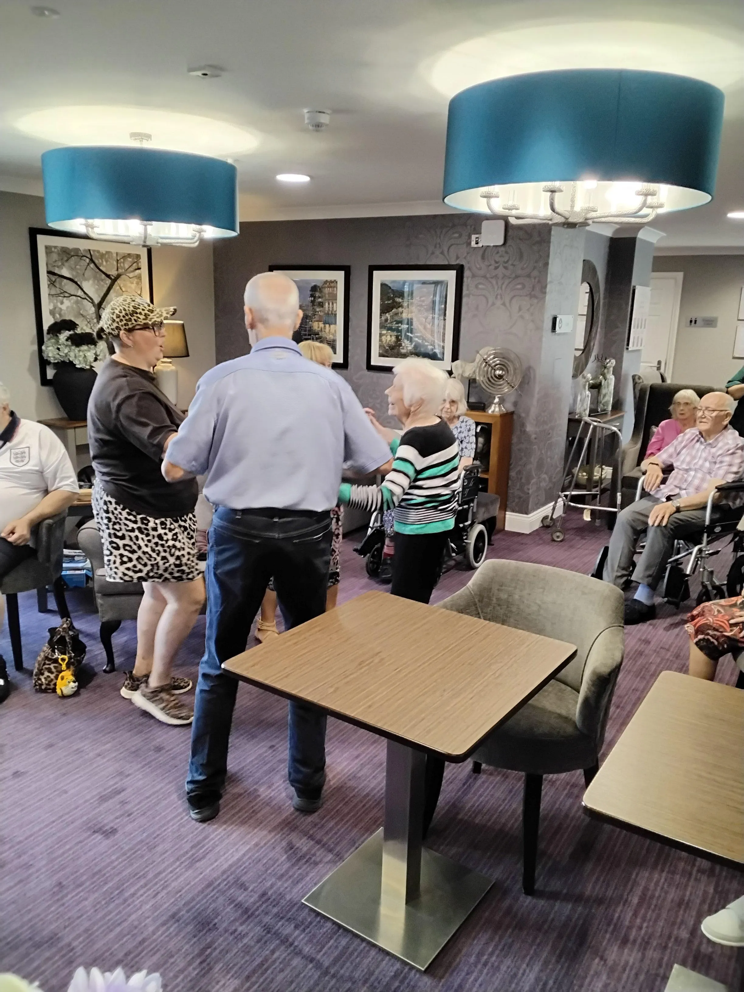 Boots 'n' Strings play for the Residents